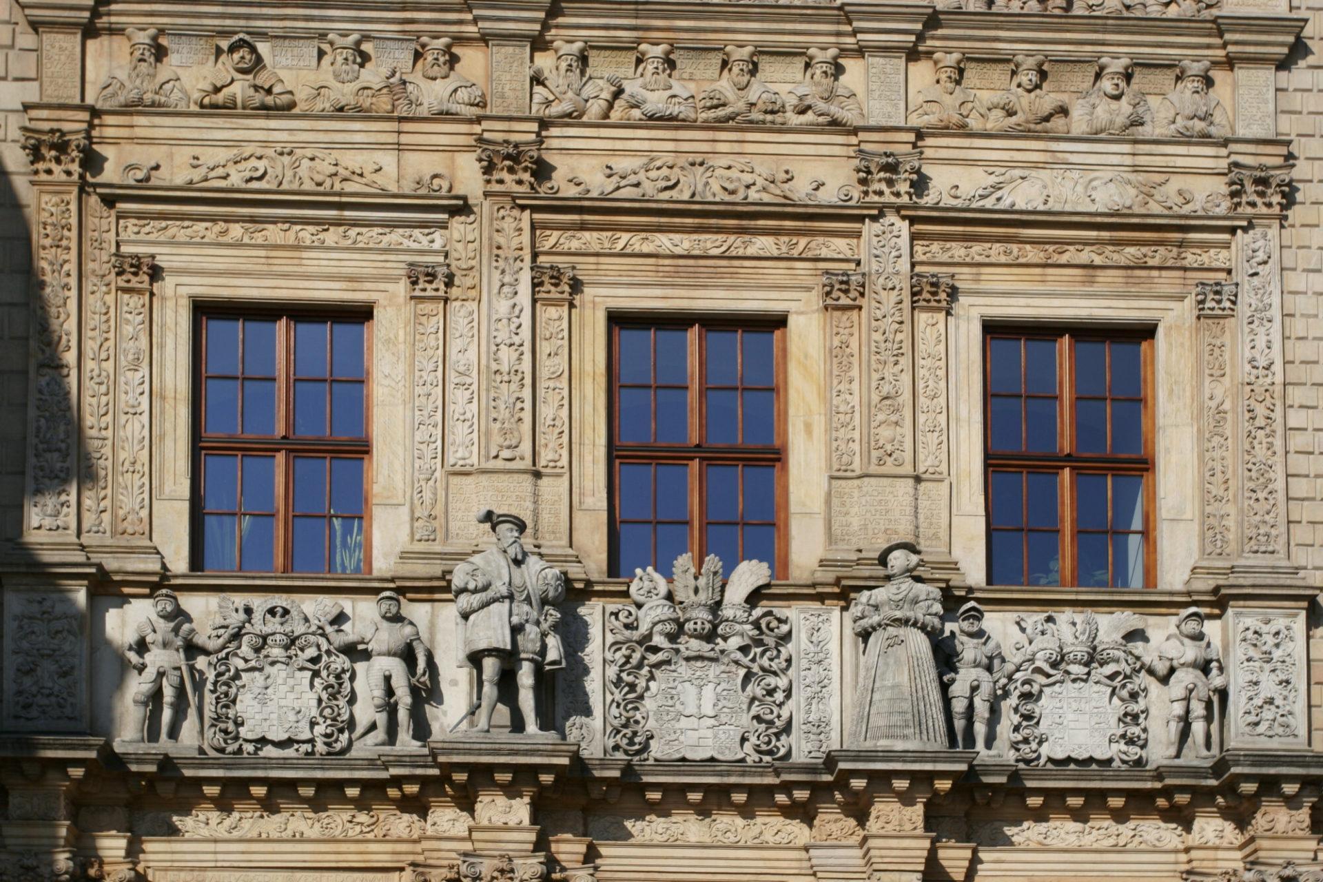 Brzeg – Zamek Piastów Śląskich z renesansową bramą i kaplicą zamkową pw. św. Jadwigi – nekropolią Piastów