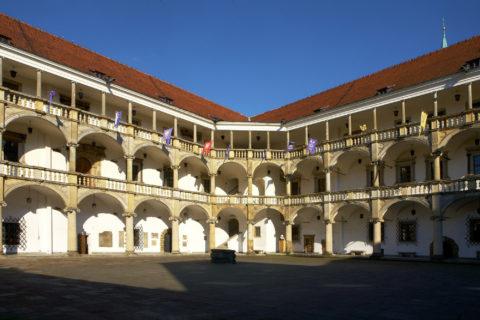 zamek, dziedziniec, krużganki, flagi