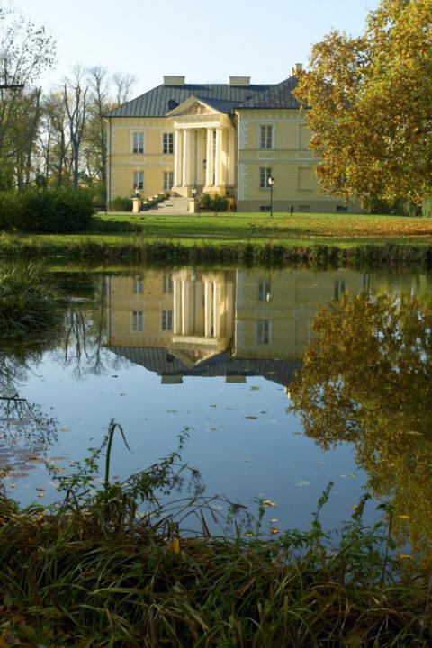 front pałacu, woda, park