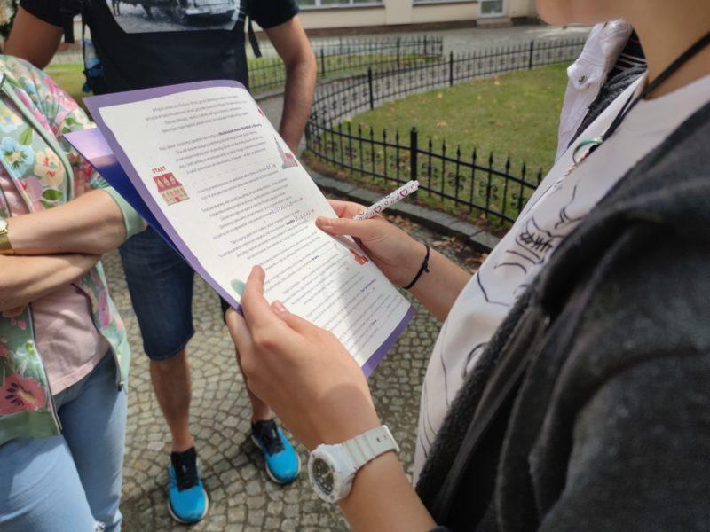 osoby podczas miejskiej gry terenowej