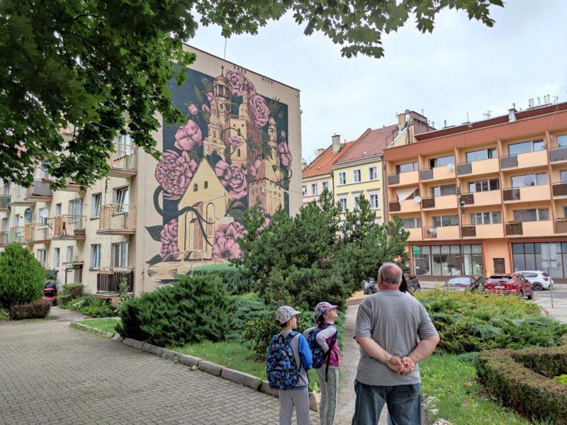 mężczyzna z dziećmi podczas gry terenowej w Oleśnicy