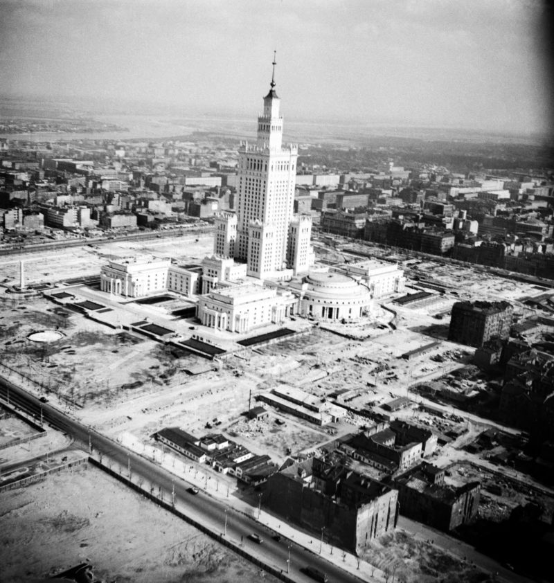 Zapach cegły, dźwięk megafonu, smak wódki z ogórkiem