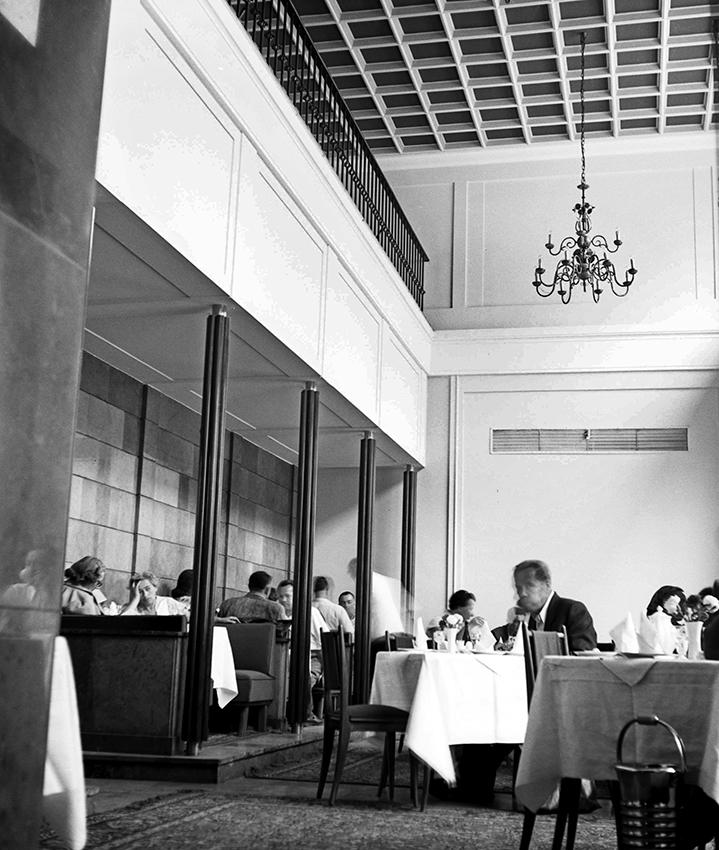 Restauracja Rarytas Zapach cegły, dźwięk megafonu, smak wódki z ogórkiem