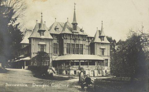 archiwalne zdjęcie dworca w Szczawnicy, dzieci na pierwszym planie