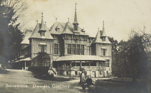 archiwalne zdjęcie dworca w Szczawnicy, dzieci na pierwszym planie