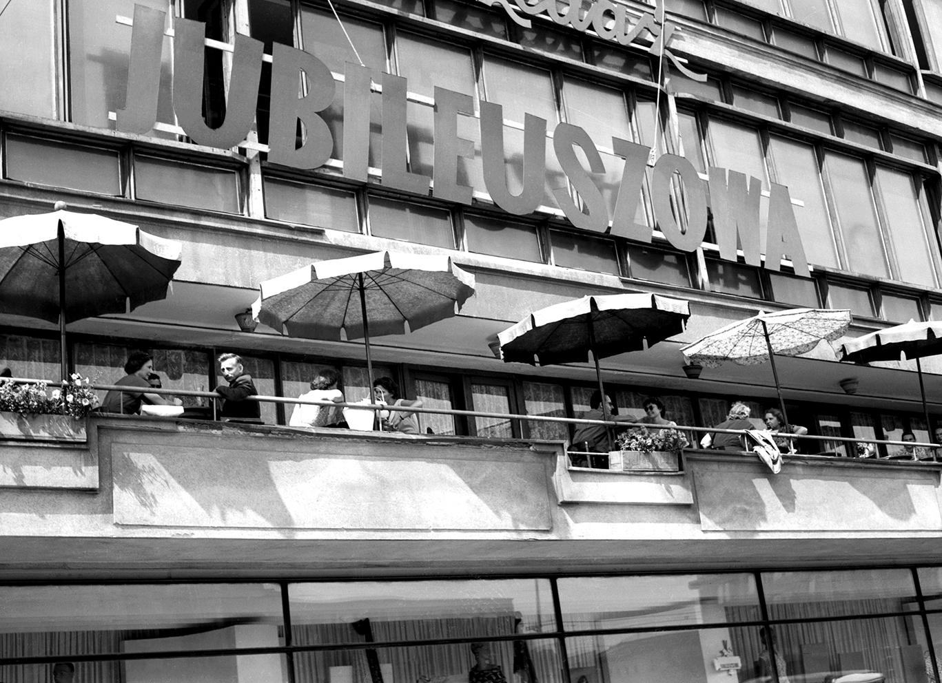 Warszawa, kawiarnia Jubileuszowa lata 50. Zapach cegły, dźwięk megafonu, smak wódki z ogórkiem