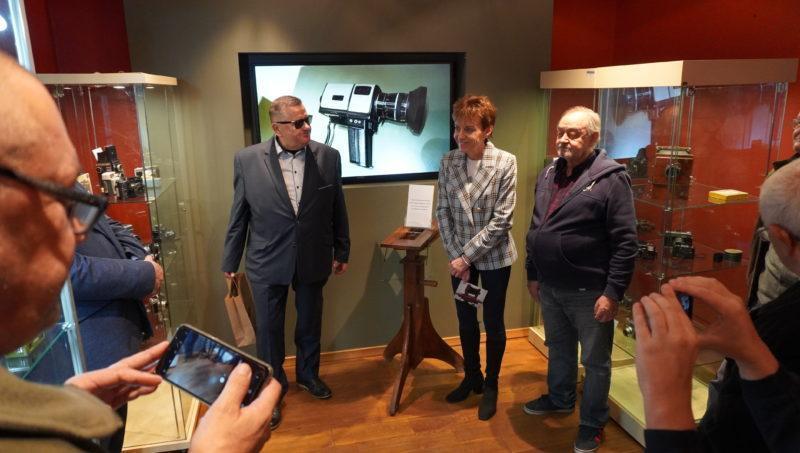 wernisaż wystawy, kamery, aparaty