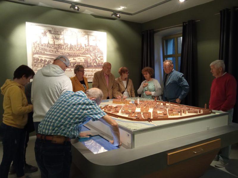 osoby zwiedzające wystawę, makieta miasta