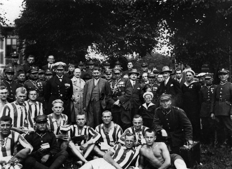 3_1_0_7_706_196558 Święto Żołnierza w Wojskowej Składnicy tranzytowej na Westerplatte, 1930 r. Fotografia grupowa uczestników uroczystości. Widoczni m.in.: mjr Rosner (1), radca legacyjny Komisariatu Generalnego Rzeczypospolitej Polskiej w Wolnym Mieście Gdańsku, dr Stefan Rosicki (2), komendant Wojskowej Składnicy Tranzytowej, kmdr ppor. Józef Czechowicz (3), mjr Kulasiński (4).