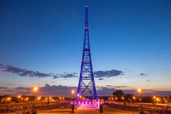 Radiostacja Gliwicka o zachodzie słońca