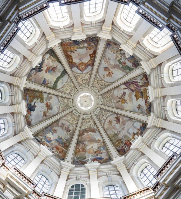 Malowane wnętrze kopuły kościoła.