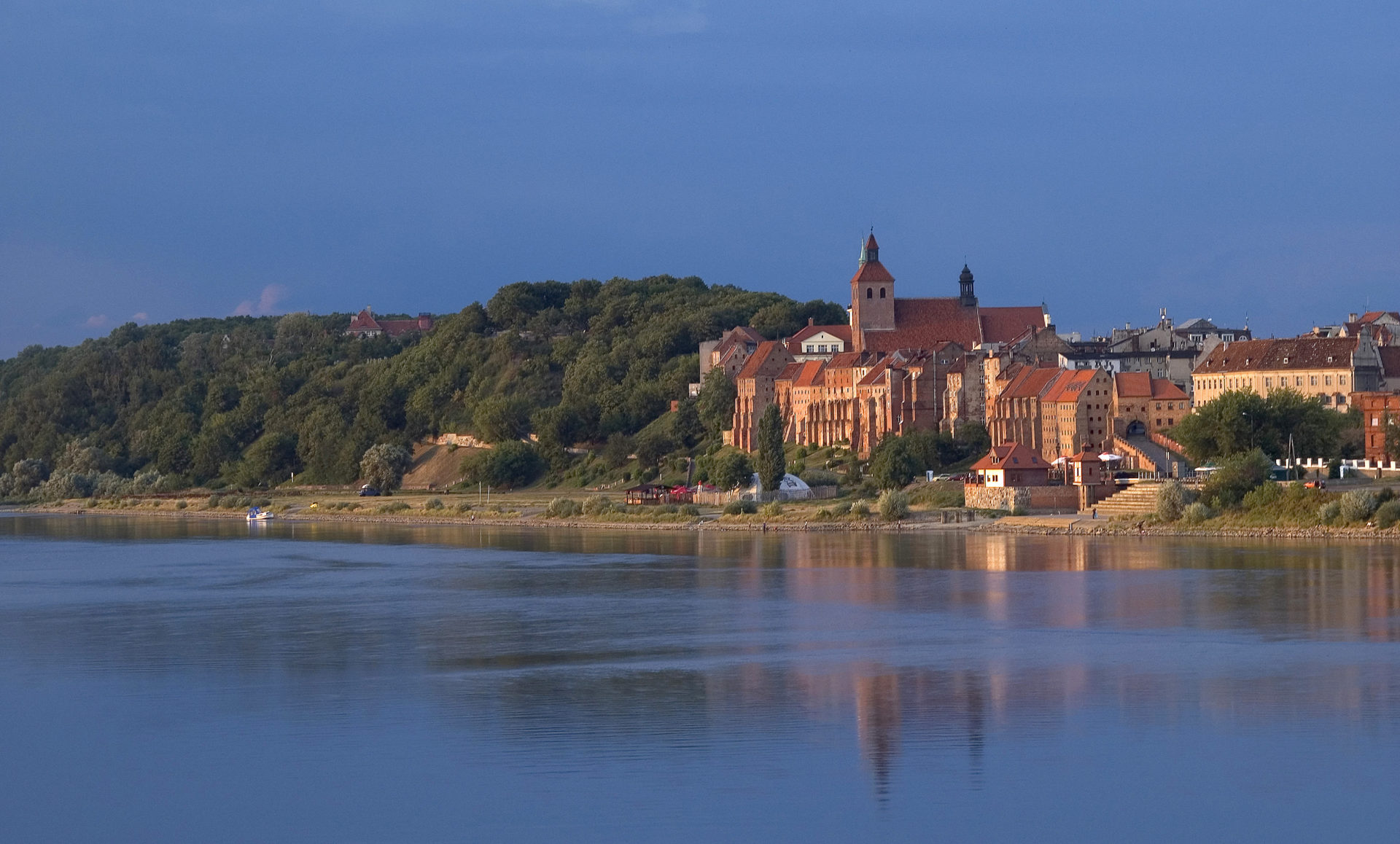 Grudziądz – zespół zabytkowych spichlerzy wraz z panoramą od strony Wisły