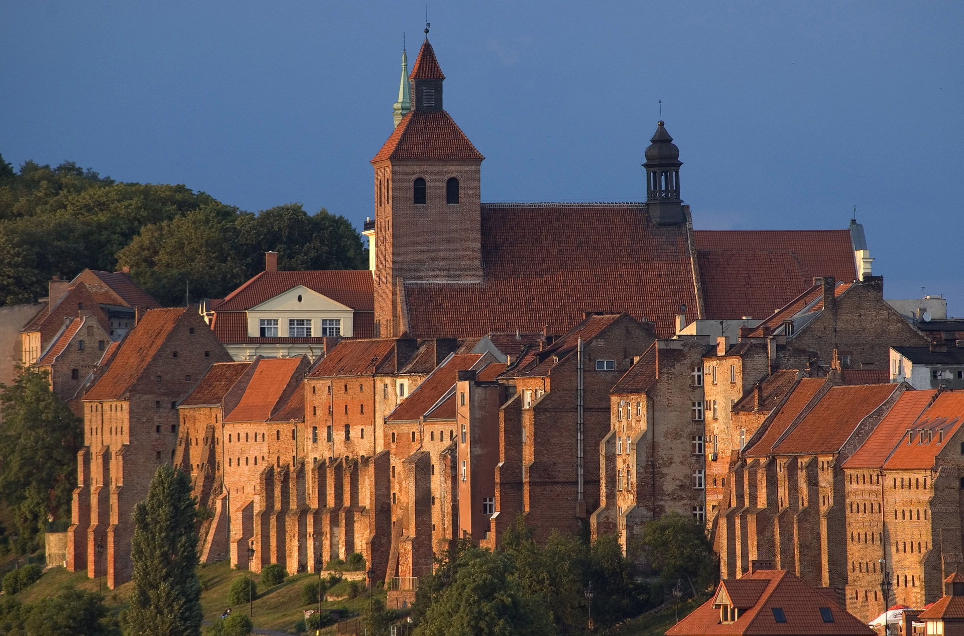 Grudziądz – zespół zabytkowych spichlerzy wraz z panoramą od strony Wisły