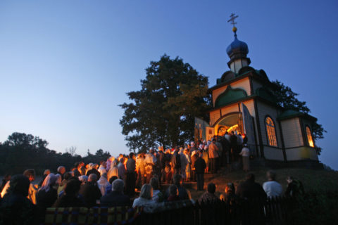 Coroczne obchody ku czci św. Onufrego, tłum przed wejściem do kaplicy
