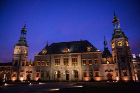 Kielce, dawny pałac biskupów o zmroku
