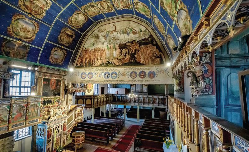 Klępsk Wnętrze ze sceną Sądu Ostatecznego na ścianie szczytowej prezbiterium.