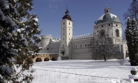 Krasiczyn - zespół zamkowo-parkowy zimą.