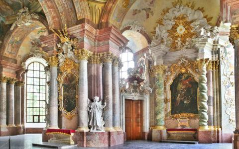 Architektura i sztuka sakralna w Polsce Monk Opactwo Cystersów w Krzeszowie. Sanktuarium Matki Bożej Łaskawej.