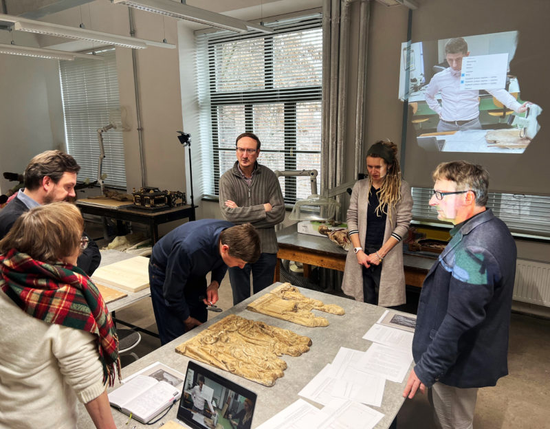 Nawiedzenie Świętej Elżbiety Komisja konserwatorska do płaskorzeźb przy pracy.