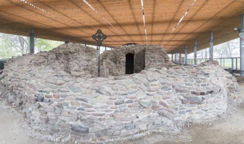 Ostrów Lednicki, ruiny przedromańskiej kaplicy baptysterium z brązowym krzyżem ufundowanym z okazji 1000-lecia śmierci Mieszka I.