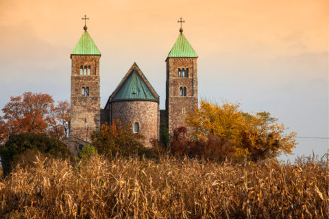 Tum – zespół archikolegiaty pod wezwaniem Najświętszej Maryi Panny i św. Aleksego, widok od frontu.