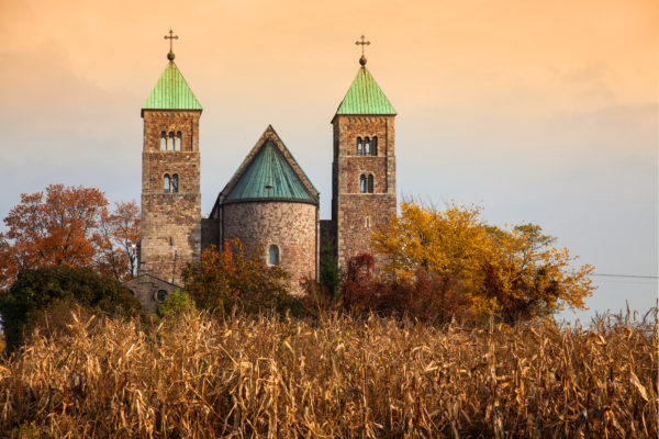 Tum – zespół archikolegiaty pod wezwaniem Najświętszej Maryi Panny i św. Aleksego, widok od frontu.