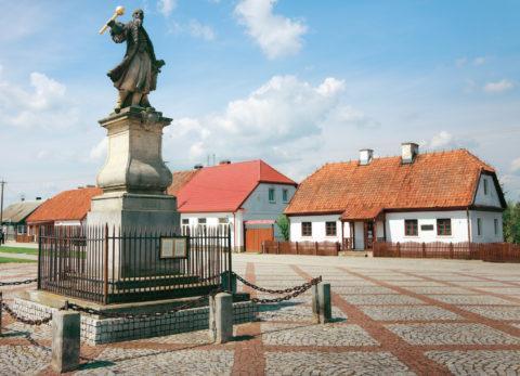 Rynek z pomnikiem Stefana Czarnieckiego.