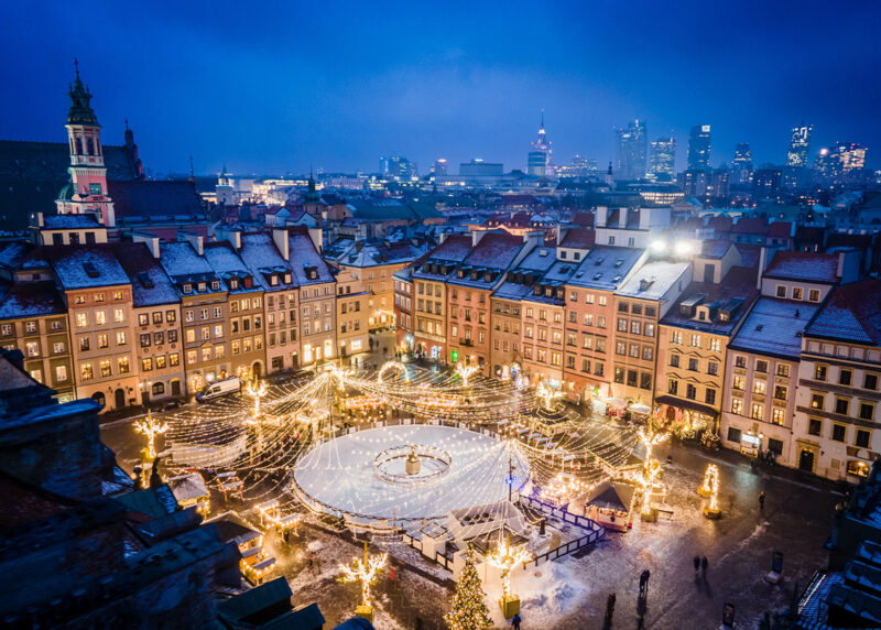 Warszawa, iluminacje świąteczne na Star&oacute;wce.