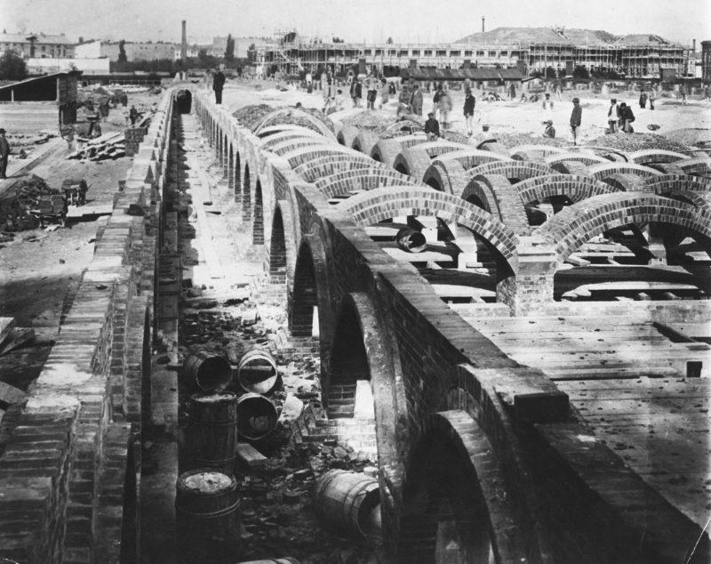 robotnicy na budowie