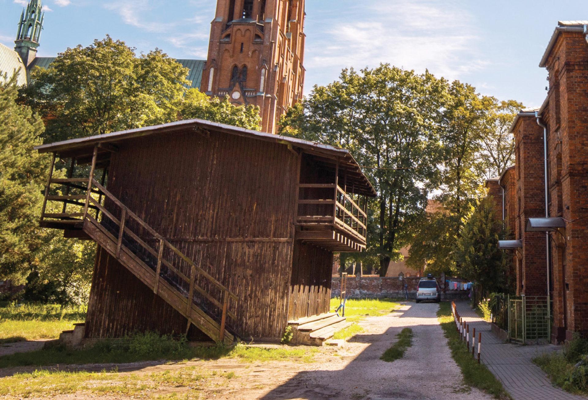 ZYRARDÓW XIX-wieczna osada fabryczna, Drewniana szopa gospodarcza z galeryjką Żyrardów – XIX-wieczna Osada Fabryczna