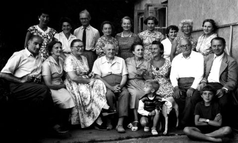 Maria Kuncewiczowa na przyjęciu w otoczeniu przyjaciół