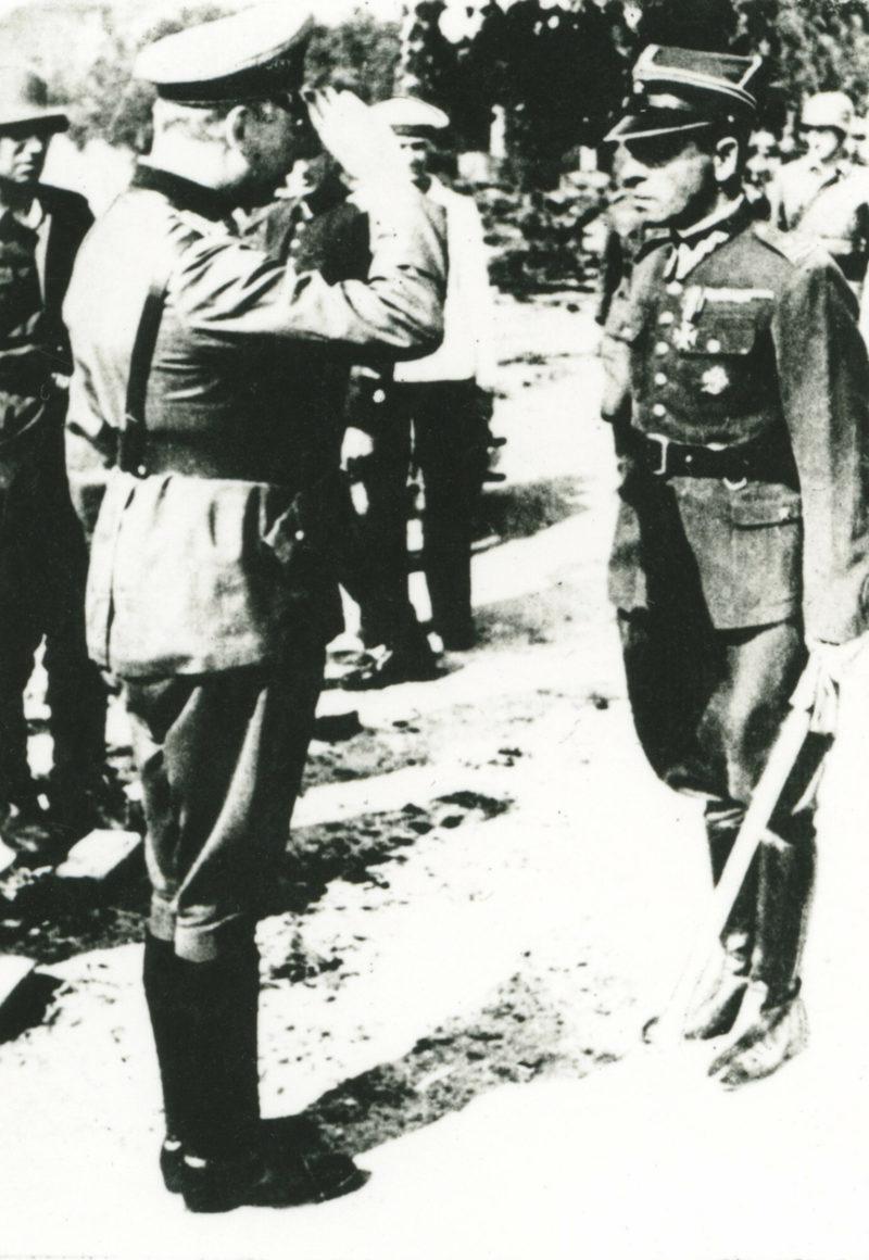 Kampania wrze?niowa 1939 Kapitulacja Westerplatte, niemiecki oficer i major Henryk Sucharski, dowódca Westerplatte, 07.09.1939 r.