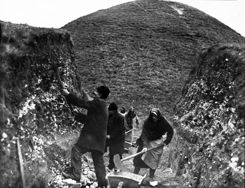 KOPIEC_KRAKUSA1 Ludzie pracujący przy przekopywaniu kopca.