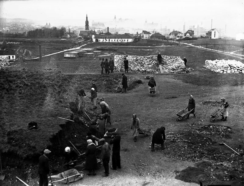 KOPIEC_KRAKUSA2 Widoczni robotnicy z drewnianymi taczkami.