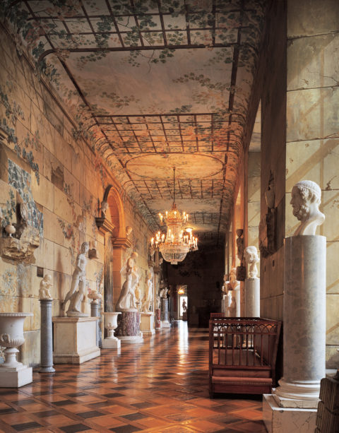Łańcut - zespół zamkowo-parkowy, galeria rzeźby.