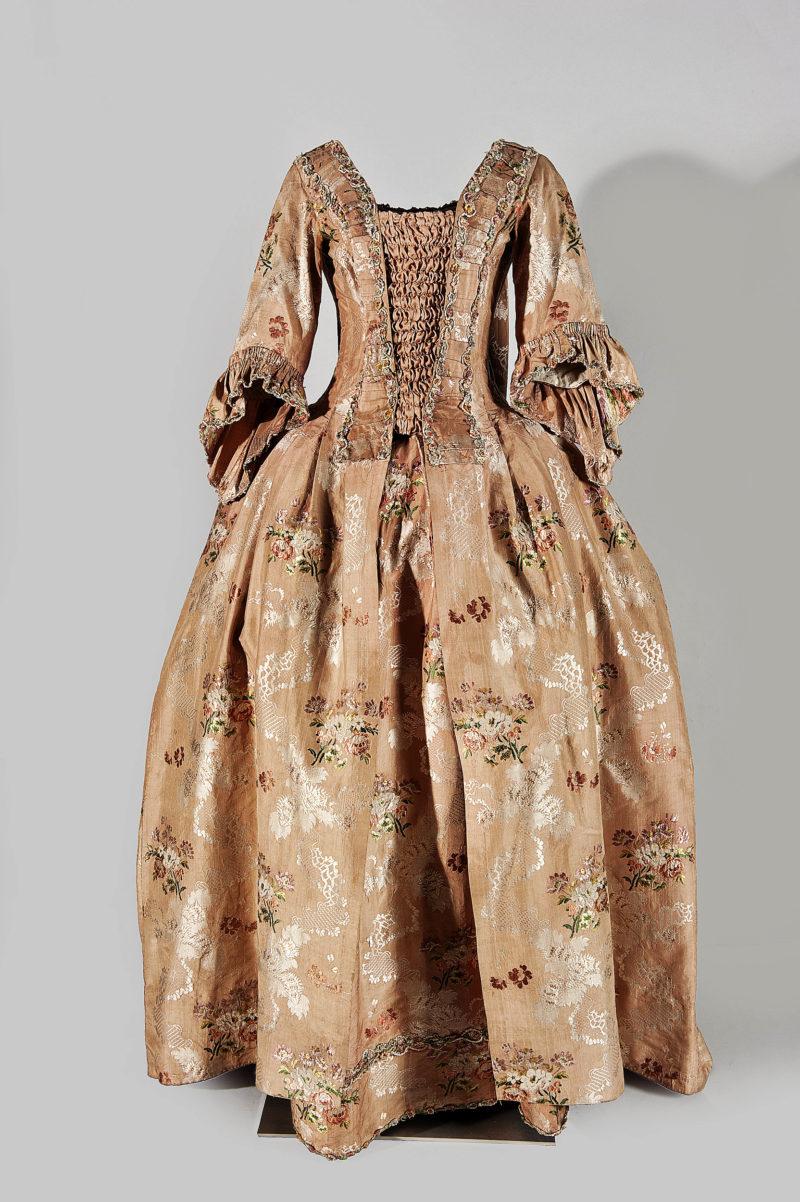 Suknia typu robe a la française; nieznany – autor; Śląsk / Francja, ok. 1748 r. / Muzeum Narodowe w Warszawie.