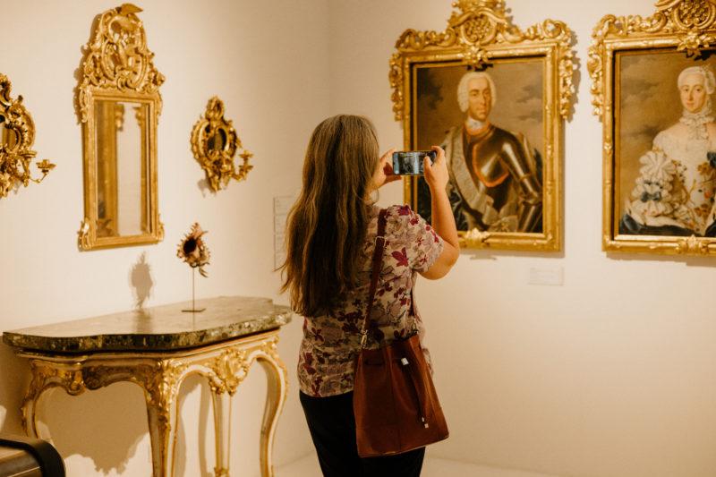 Wystawa „Szaleństwo rokoka! Fascynacja rokokiem na Śląsku (XVIII–XXI w.)" / Pawilon Czterech Kopuł, Muzeum Sztuki Współczesnej, Oddział Muzeum Narodowego we Wrocławiu.