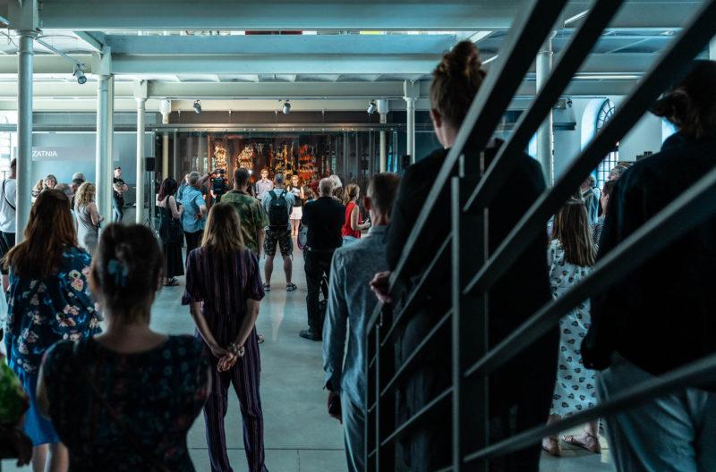 HAWA Centralne Muzeum Włókiennictwa w Łodzi, wystawa czasowa „Tak pracuje tkanina”. Wystawa jest częścią projektu Struktury przeplatania: tkanina jako materiał, metoda, nośnik realizowanego przez Centralne Muzeum Włókiennictwa w Łodzi, Wydział Sztuk Pięknych, Muzyki i Designu Uniwersytetu w Bergen w Norwegii oraz Szkołę Doktorską Akademii Sztuk Pięknych w Krakowie.