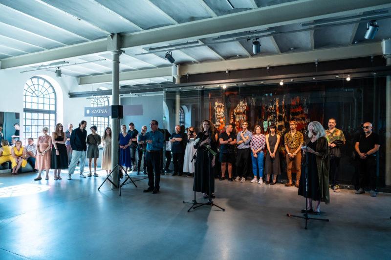 HAWA Centralne Muzeum Włókiennictwa w Łodzi, wystawa czasowa „Tak pracuje tkanina”. Wystawa jest częścią projektu Struktury przeplatania: tkanina jako materiał, metoda, nośnik realizowanego przez Centralne Muzeum Włókiennictwa w Łodzi, Wydział Sztuk Pięknych, Muzyki i Designu Uniwersytetu w Bergen w Norwegii oraz Szkołę Doktorską Akademii Sztuk Pięknych w Krakowie.