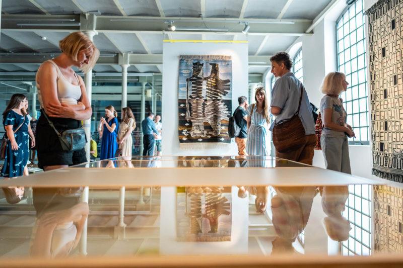 HAWA Centralne Muzeum Włókiennictwa w Łodzi, wystawa czasowa „Tak pracuje tkanina”. Wystawa jest częścią projektu Struktury przeplatania: tkanina jako materiał, metoda, nośnik realizowanego przez Centralne Muzeum Włókiennictwa w Łodzi, Wydział Sztuk Pięknych, Muzyki i Designu Uniwersytetu w Bergen w Norwegii oraz Szkołę Doktorską Akademii Sztuk Pięknych w Krakowie.