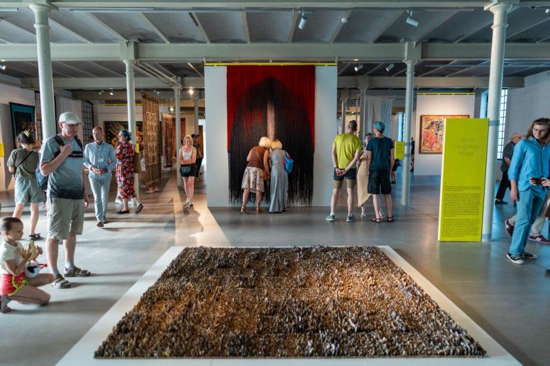 HAWA Centralne Muzeum Włókiennictwa w Łodzi, wystawa czasowa „Tak pracuje tkanina”. Wystawa jest częścią projektu Struktury przeplatania: tkanina jako materiał, metoda, nośnik realizowanego przez Centralne Muzeum Włókiennictwa w Łodzi, Wydział Sztuk Pięknych, Muzyki i Designu Uniwersytetu w Bergen w Norwegii oraz Szkołę Doktorską Akademii Sztuk Pięknych w Krakowie.