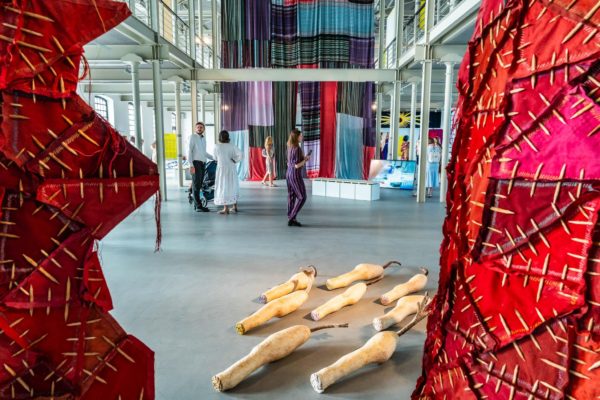 Centralne Muzeum Włókiennictwa w Łodzi, wystawa czasowa „Tak pracuje tkanina”. Wystawa jest częścią projektu Struktury przeplatania: tkanina jako materiał, metoda, nośnik realizowanego przez Centralne Muzeum Włókiennictwa w Łodzi, Wydział Sztuk Pięknych, Muzyki i Designu Uniwersytetu w Bergen w Norwegii oraz Szkołę Doktorską Akademii Sztuk Pięknych w Krakowie.