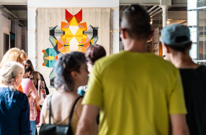 HAWA Centralne Muzeum Włókiennictwa w Łodzi, wystawa czasowa „Tak pracuje tkanina”. Wystawa jest częścią projektu Struktury przeplatania: tkanina jako materiał, metoda, nośnik realizowanego przez Centralne Muzeum Włókiennictwa w Łodzi, Wydział Sztuk Pięknych, Muzyki i Designu Uniwersytetu w Bergen w Norwegii oraz Szkołę Doktorską Akademii Sztuk Pięknych w Krakowie.