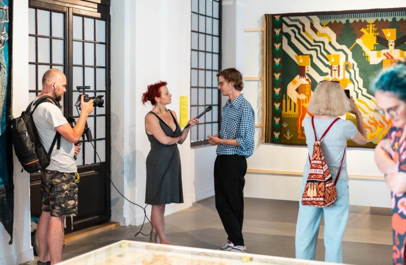 HAWA Centralne Muzeum Włókiennictwa w Łodzi, wystawa czasowa „Tak pracuje tkanina”. Wystawa jest częścią projektu Struktury przeplatania: tkanina jako materiał, metoda, nośnik realizowanego przez Centralne Muzeum Włókiennictwa w Łodzi, Wydział Sztuk Pięknych, Muzyki i Designu Uniwersytetu w Bergen w Norwegii oraz Szkołę Doktorską Akademii Sztuk Pięknych w Krakowie.