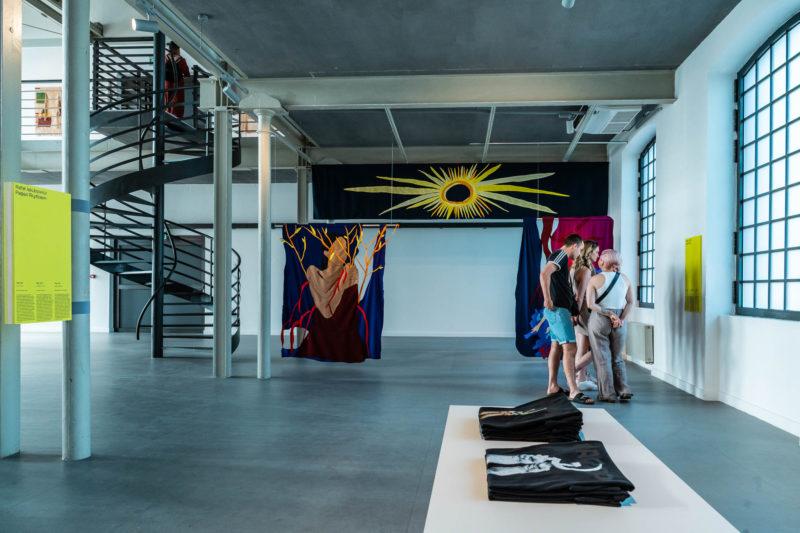 HAWA Centralne Muzeum Włókiennictwa w Łodzi, wystawa czasowa „Tak pracuje tkanina”. Wystawa jest częścią projektu Struktury przeplatania: tkanina jako materiał, metoda, nośnik realizowanego przez Centralne Muzeum Włókiennictwa w Łodzi, Wydział Sztuk Pięknych, Muzyki i Designu Uniwersytetu w Bergen w Norwegii oraz Szkołę Doktorską Akademii Sztuk Pięknych w Krakowie.