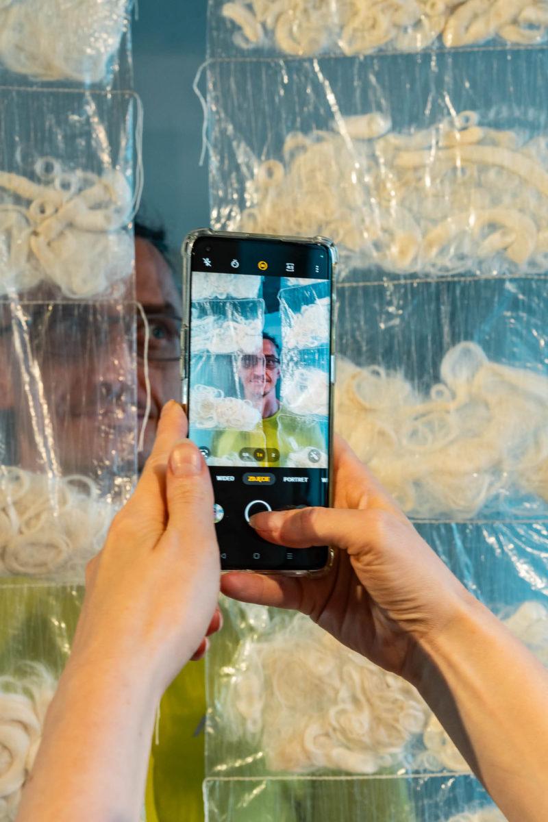 HAWA Centralne Muzeum Włókiennictwa w Łodzi, wystawa czasowa „Tak pracuje tkanina”. Wystawa jest częścią projektu Struktury przeplatania: tkanina jako materiał, metoda, nośnik realizowanego przez Centralne Muzeum Włókiennictwa w Łodzi, Wydział Sztuk Pięknych, Muzyki i Designu Uniwersytetu w Bergen w Norwegii oraz Szkołę Doktorską Akademii Sztuk Pięknych w Krakowie.