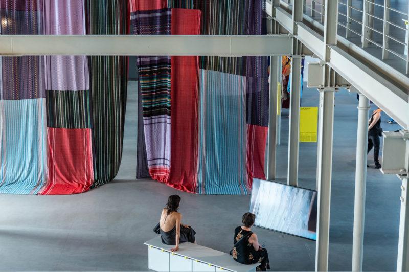 HAWA Centralne Muzeum Włókiennictwa w Łodzi, wystawa czasowa „Tak pracuje tkanina”. Wystawa jest częścią projektu Struktury przeplatania: tkanina jako materiał, metoda, nośnik realizowanego przez Centralne Muzeum Włókiennictwa w Łodzi, Wydział Sztuk Pięknych, Muzyki i Designu Uniwersytetu w Bergen w Norwegii oraz Szkołę Doktorską Akademii Sztuk Pięknych w Krakowie.