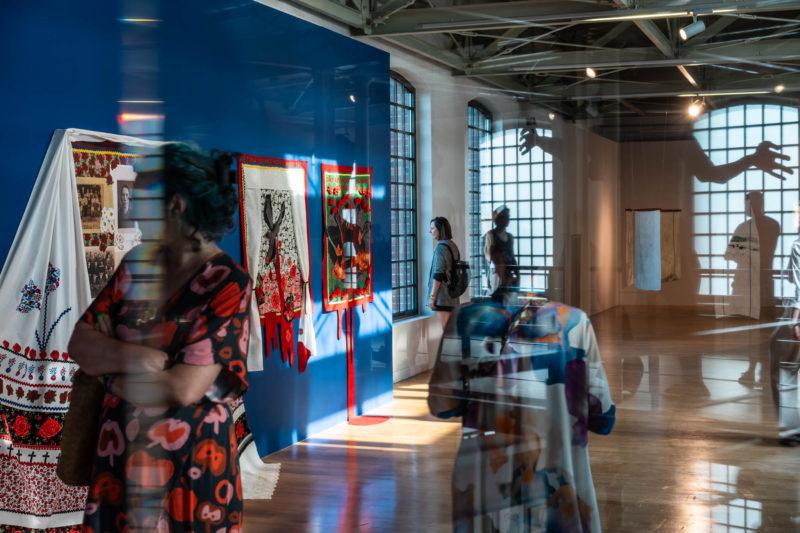 HAWA Centralne Muzeum Włókiennictwa w Łodzi, wystawa czasowa „Tak pracuje tkanina”. Wystawa jest częścią projektu Struktury przeplatania: tkanina jako materiał, metoda, nośnik realizowanego przez Centralne Muzeum Włókiennictwa w Łodzi, Wydział Sztuk Pięknych, Muzyki i Designu Uniwersytetu w Bergen w Norwegii oraz Szkołę Doktorską Akademii Sztuk Pięknych w Krakowie.