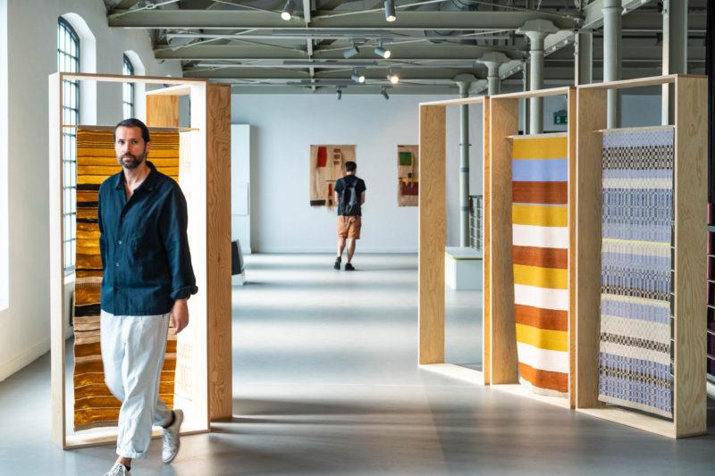 HAWA Centralne Muzeum Włókiennictwa w Łodzi, wystawa czasowa „Tak pracuje tkanina”. Wystawa jest częścią projektu Struktury przeplatania: tkanina jako materiał, metoda, nośnik realizowanego przez Centralne Muzeum Włókiennictwa w Łodzi, Wydział Sztuk Pięknych, Muzyki i Designu Uniwersytetu w Bergen w Norwegii oraz Szkołę Doktorską Akademii Sztuk Pięknych w Krakowie.