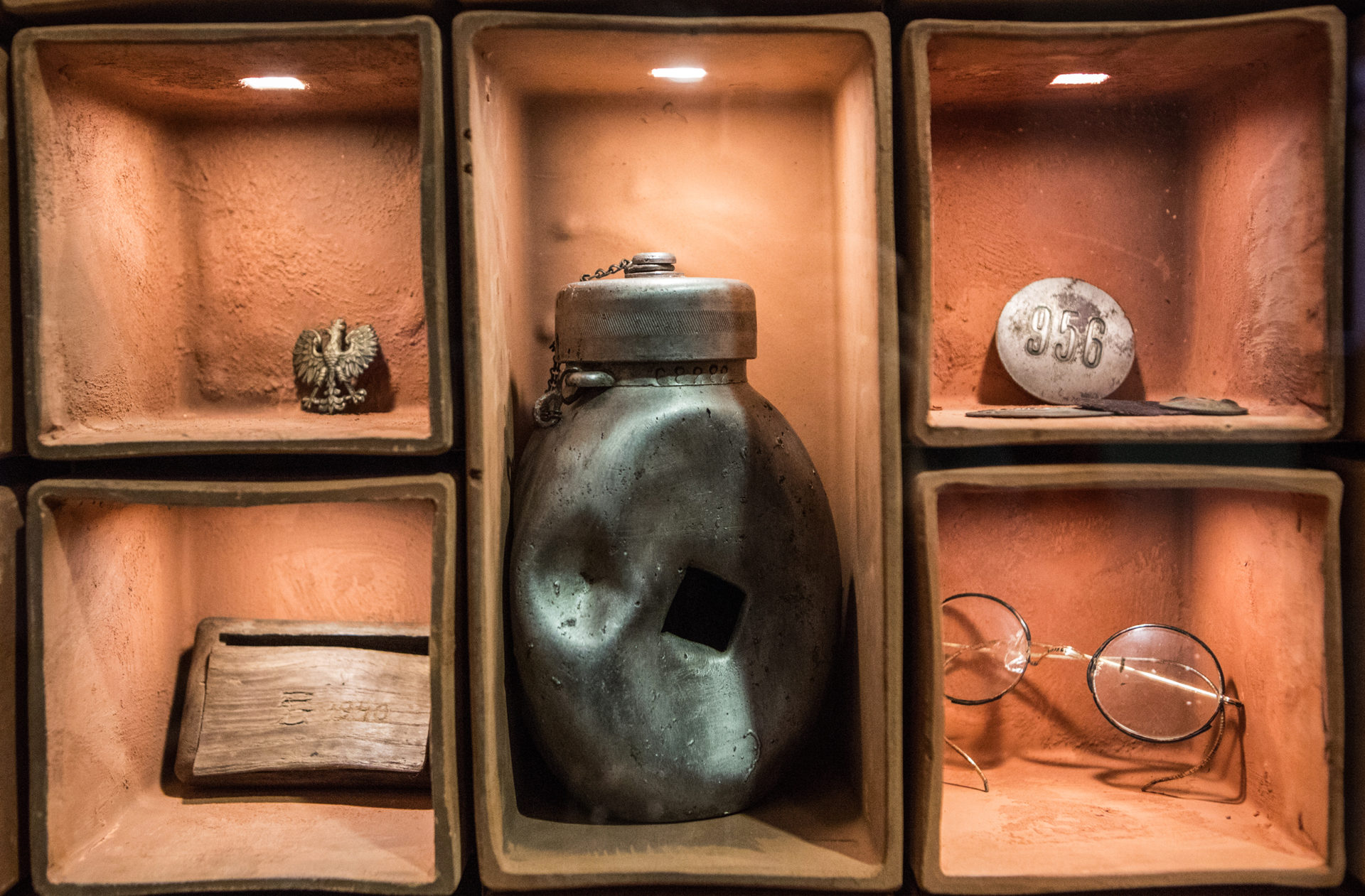 Muzeum Katyńskie: kaponiera pełna relikwii